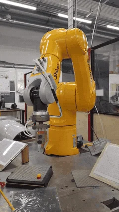 Bras robotisé Stäubli dans une cellule industrielle